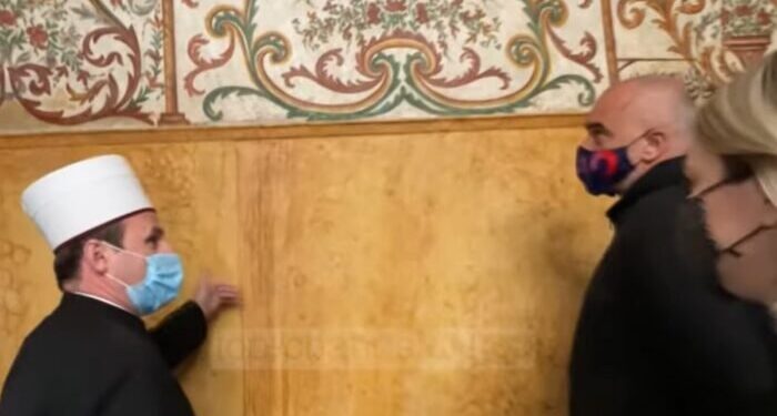 Il premier albanese Edi Rama in visita alla moschea restaurata per Ramadan: questo mese porta una nuova speranza