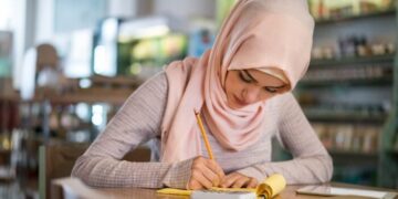 Il Senato francese aggiunge alla legge anti-Islam anche il divieto di preghiera nelle università