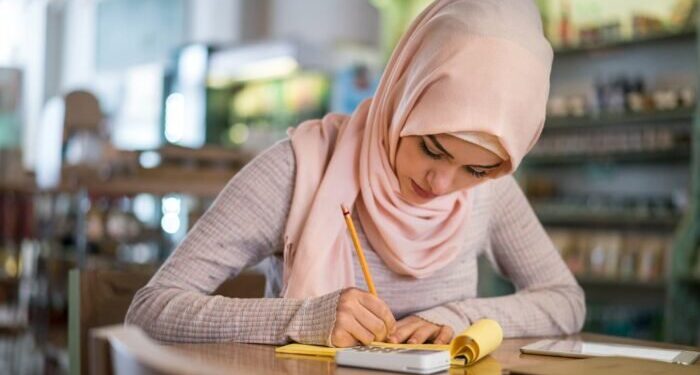 Il Senato francese aggiunge alla legge anti-Islam anche il divieto di preghiera nelle università