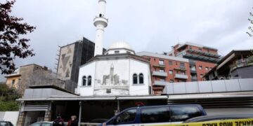 Accoltellati 5 musulmani in una moschea a Tirana: terrorismo o follia?