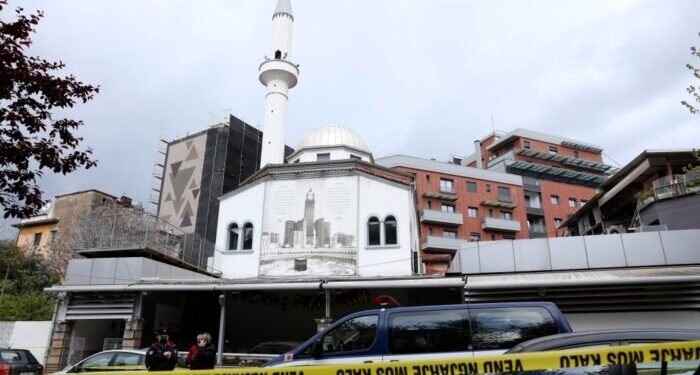 Accoltellati 5 musulmani in una moschea a Tirana: terrorismo o follia?