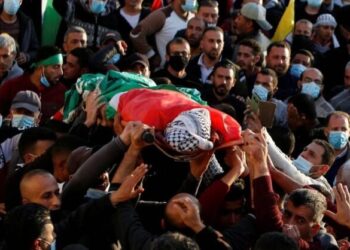 I palestinesi protestano per il furto della loro terra e l’esercito israeliano gli spara in testa