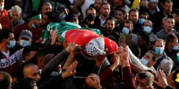 I palestinesi protestano per il furto della loro terra e l’esercito israeliano gli spara in testa