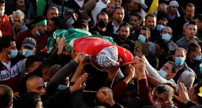 I palestinesi protestano per il furto della loro terra e l’esercito israeliano gli spara in testa