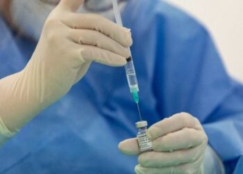 Se anche il medico vaccinato contagia, l’obbligo serve a colpire il dissenso