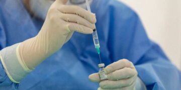 Se anche il medico vaccinato contagia, l’obbligo serve a colpire il dissenso