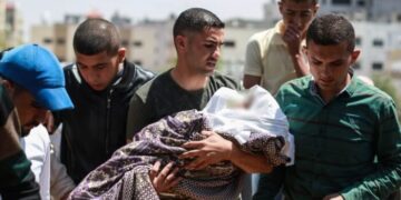 Gaza: bombardamenti israeliani uccidono 21 persone, 9 i bambini