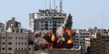 Israele bombarda la sede di Al Jazeera e Associated Press a Gaza