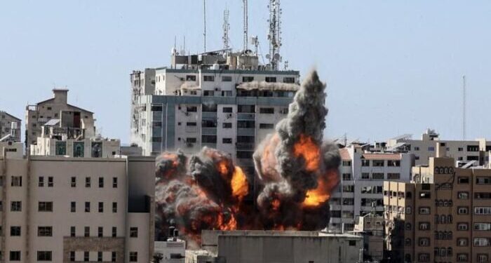 Israele bombarda la sede di Al Jazeera e Associated Press a Gaza