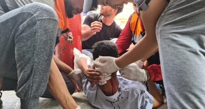 I palestinesi raccontano la violenta incursione israeliana ad Al-Aqsa