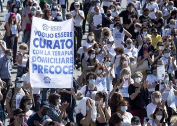 In piazza medici e pazienti per le terapie domiciliari: ignorati da Draghi