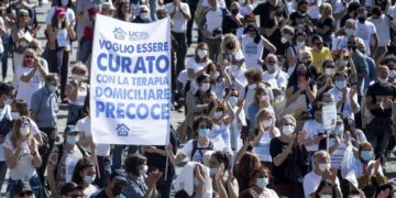 In piazza medici e pazienti per le terapie domiciliari: ignorati da Draghi