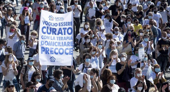 In piazza medici e pazienti per le terapie domiciliari: ignorati da Draghi
