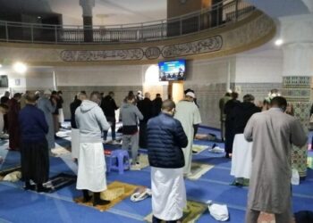 Imam francese chiede a donne e uomini di coprirsi, il ministro lo licenzia