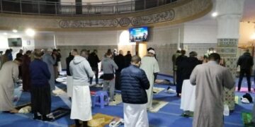 Imam francese chiede a donne e uomini di coprirsi, il ministro lo licenzia