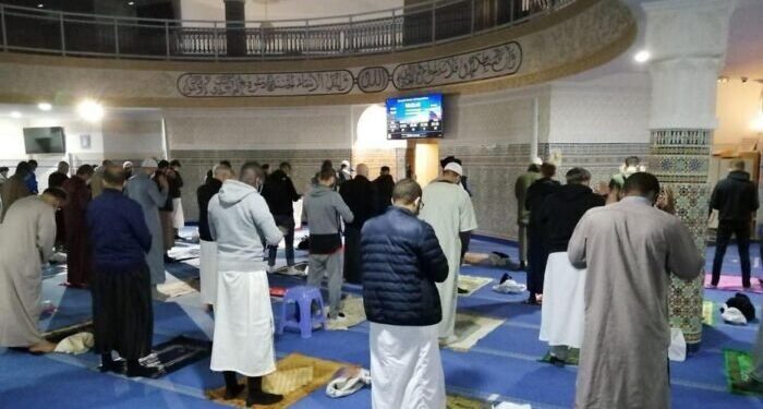 Imam francese chiede a donne e uomini di coprirsi, il ministro lo licenzia