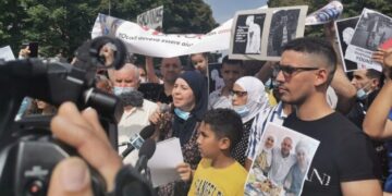 L’abbraccio di Voghera a Youns, la famiglia: aveva bisogno di aiuto ma gli hanno sparato