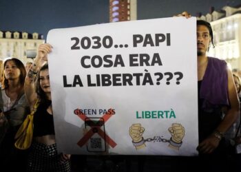In 5000 a Torino contro il Green Pass, domani proteste in tutta Italia