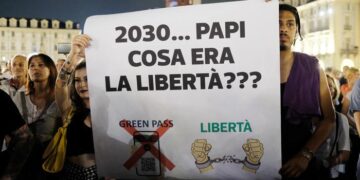 In 5000 a Torino contro il Green Pass, domani proteste in tutta Italia