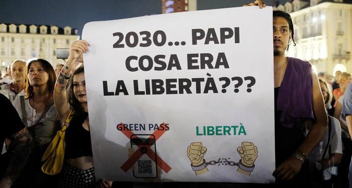 In 5000 a Torino contro il Green Pass, domani proteste in tutta Italia