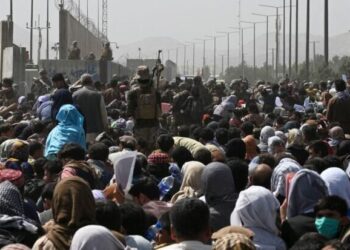 I militari USA distribuiscono carne di maiale agli afghani ammassati all’aeroporto di Kabul