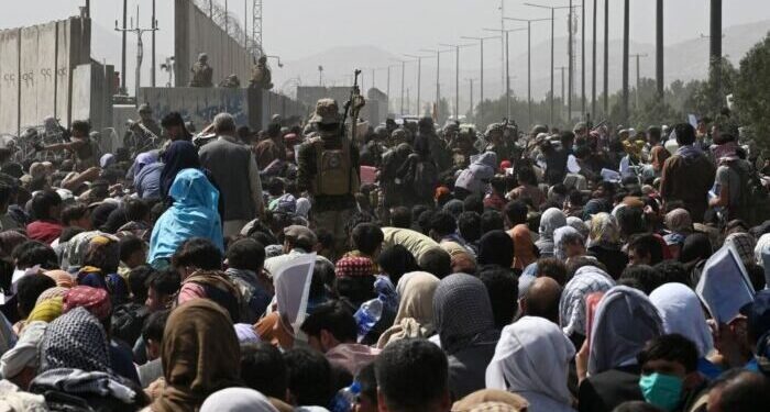 I militari USA distribuiscono carne di maiale agli afghani ammassati all’aeroporto di Kabul