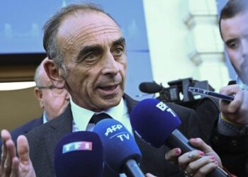 Più islamofobo di Le Pen e Macron oggi vola nei sondaggi, chi è Zemmour?