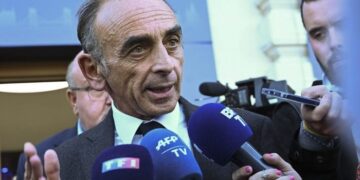 Più islamofobo di Le Pen e Macron oggi vola nei sondaggi, chi è Zemmour?
