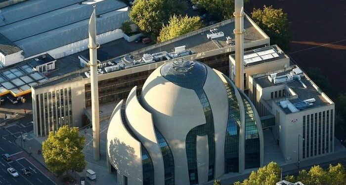 Le 35 moschee di Colonia potranno fare la chiamata alla preghiera: svolta sull’adhan