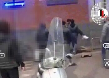 VIDEO ESCLUSIVO: manifestante no green pass privo di sensi accerchiato dalla polizia a Milano