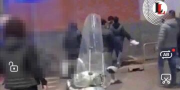 VIDEO ESCLUSIVO: manifestante no green pass privo di sensi accerchiato dalla polizia a Milano