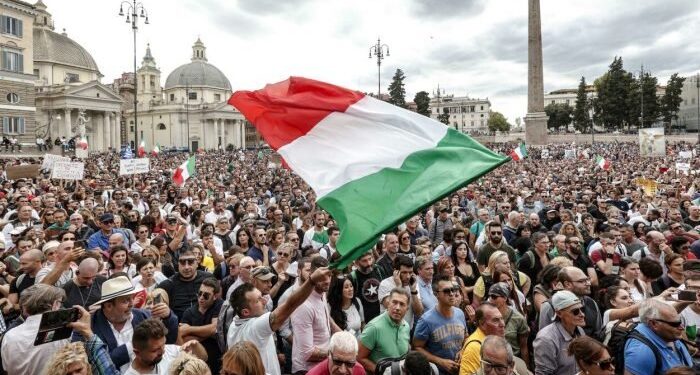Giù le mani dalle piazze No green pass, manifestare è un barlume di democrazia