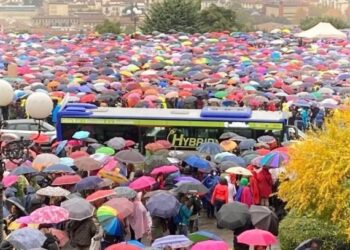 Migliaia di donne in piazza contro il green pass nel silenzio delle femministe