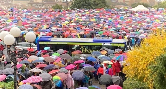 Migliaia di donne in piazza contro il green pass nel silenzio delle femministe