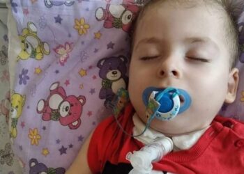 Il piccolo Mustafa lotta contro una malattia rara, possiamo aiutarlo