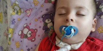 Il piccolo Mustafa lotta contro una malattia rara, possiamo aiutarlo