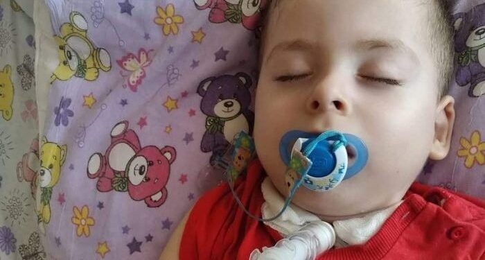 Il piccolo Mustafa lotta contro una malattia rara, possiamo aiutarlo