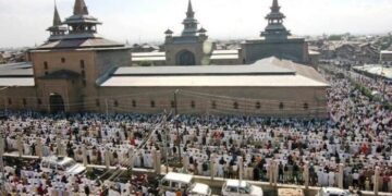 Nuova Delhi chiude una grande moschea in Kashmir: nuovo attacco alla libertà religiosa