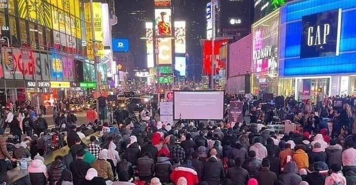 A New York prima storica preghiera di Ramadan a Times Square