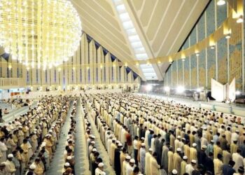 Fine delle restrizioni in moschea: si torna a pregare vicini