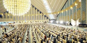 Fine delle restrizioni in moschea: si torna a pregare vicini