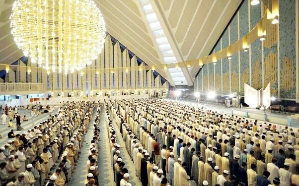 Fine delle restrizioni in moschea: si torna a pregare vicini