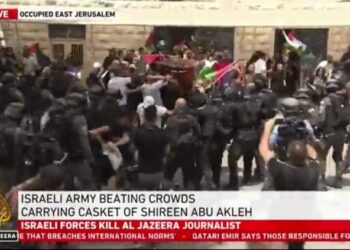 Le forze israeliane assaltano il corteo funebre di Shireen Abu Akleh