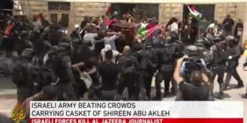 Le forze israeliane assaltano il corteo funebre di Shireen Abu Akleh