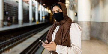 Donna musulmana spinta giù dal treno a Firenze: qui non ci puoi stare