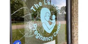 Estremisti pro-aborto USA assaltano i centri di aiuto alle donne dopo la sentenza della Corte