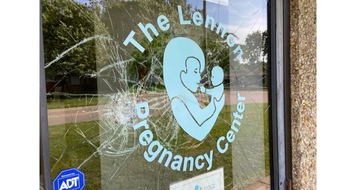 Estremisti pro-aborto USA assaltano i centri di aiuto alle donne dopo la sentenza della Corte
