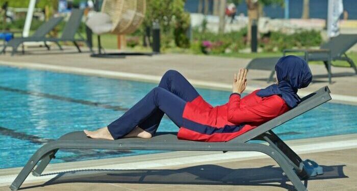 Party in piscina per sole donne: Salvini esulta, ma l’evento si terrà lo stesso