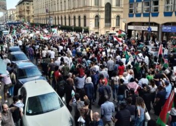 La piazza di Milano per Gaza contro le fake news: amiamo gli ebrei ma ci opponiamo al sionismo