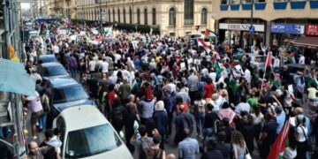 La piazza di Milano per Gaza contro le fake news: amiamo gli ebrei ma ci opponiamo al sionismo